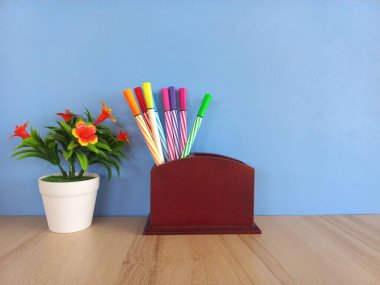 Masadaki konteynırdaki kalemler.