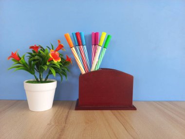 Masadaki konteynırdaki kalemler.