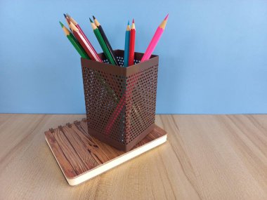 Masadaki konteynırdaki kalemler.