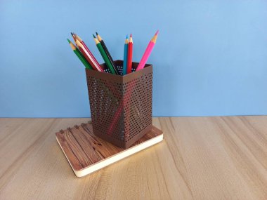 Masadaki konteynırdaki kalemler.