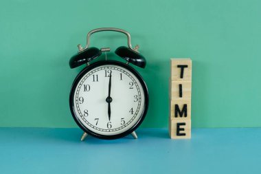 Masadaki çalar saati kapat.