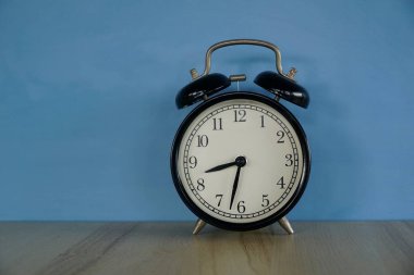 Masadaki çalar saat.