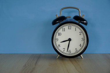 Masadaki çalar saat.