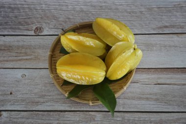 Masadaki yıldız meyveleri