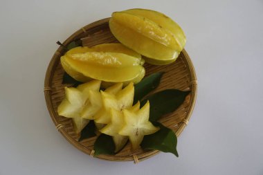 Masadaki yıldız meyveleri