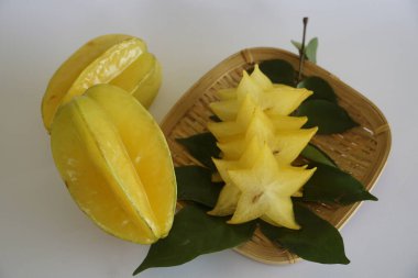 Masadaki yıldız meyveleri