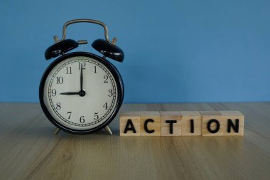 Masada tahta küpleri olan çalar saat.