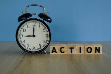 Masada tahta küpleri olan çalar saat.