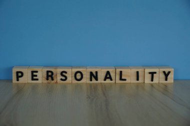 Masanın üzerinde tahta küpler var. Kişilik kavramı