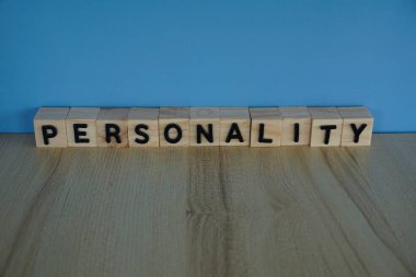 Masanın üzerinde tahta küpler var. Kişilik kavramı
