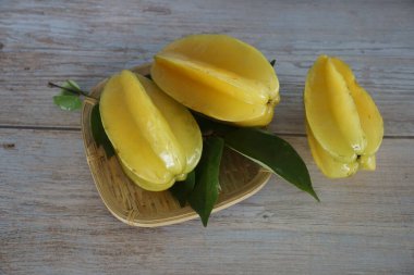 Masadaki yıldız meyveleri