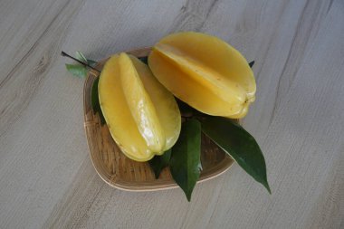 Masadaki yıldız meyveleri