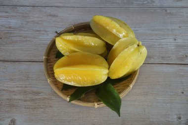 Masadaki yıldız meyveleri