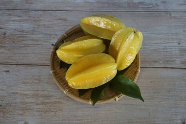 Masadaki yıldız meyveleri