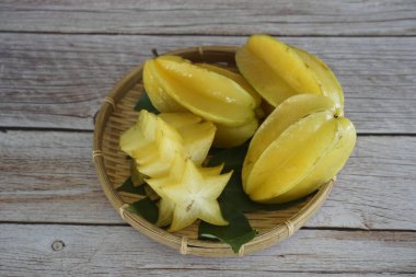 Masadaki yıldız meyveleri