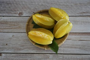 Masadaki yıldız meyveleri