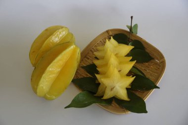 Masadaki yıldız meyveleri