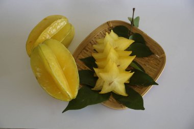 Masadaki yıldız meyveleri