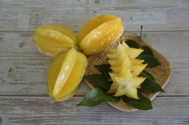 Masadaki yıldız meyveleri