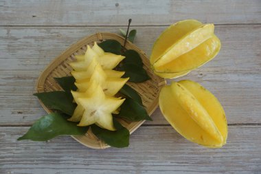 Masadaki yıldız meyveleri