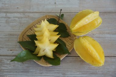 Masadaki yıldız meyveleri