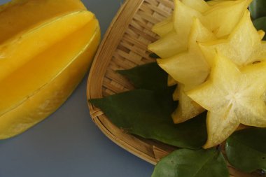 Masadaki yıldız meyveleri