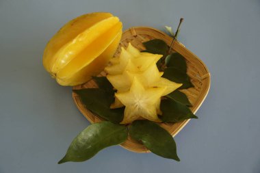 Masadaki yıldız meyveleri