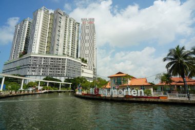 Melaka, Malezya-24 Ağustos 2023; Melaka şehrinde mavi gökyüzüne karşı yapılan kıyı binası 