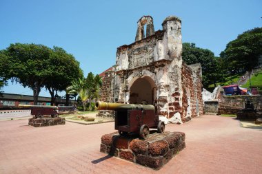 Melaka, Malezya - 24 Ağustos 2023; Portekiz 'in Malacca' da 1511 yılında inşa edilen Famosa kalesinin kalıntıları olan Porta de Santiago manzarası