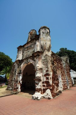 Melaka, Malezya - 24 Ağustos 2023; Portekiz 'in Malacca' da 1511 yılında inşa edilen Famosa kalesinin kalıntıları olan Porta de Santiago manzarası