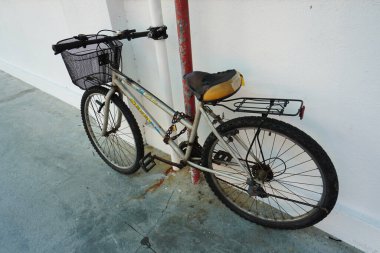 Melaka, Malezya - 23 Ağustos 2023; sokakta bisiklet