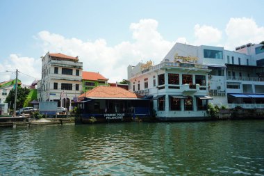 Melaka, Malezya - 23 Eylül 2023; tarihi ve eski binalı Melaka Nehri manzarası
