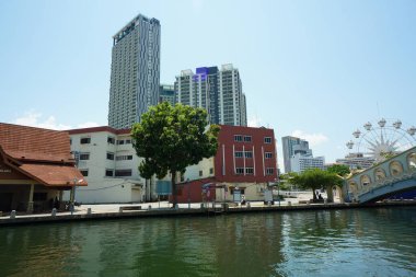 Melaka, Malezya-24 Ağustos 2023; Melaka şehrinde mavi gökyüzüne karşı yapılan kıyı binası 