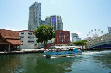 Melaka, Malezya-24 Ağustos 2023; Melaka şehrinde mavi gökyüzüne karşı yapılan kıyı binası 