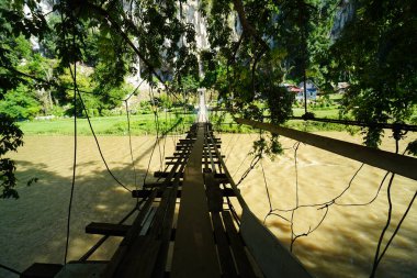 Baling, Kedah, Malezya-12 Ağustos 2023; Teluk Pedati, Baling, Kedah 'da nehir üzerindeki asma köprü manzarası