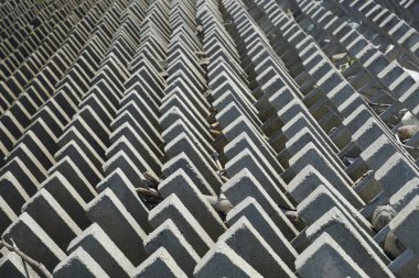 Malezya 'nın Perak kentindeki Tanjung Piandang' daki Ban Pecah plajında güzel bir beton dalgakıran manzarası