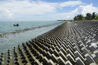 Malezya 'nın Perak kentindeki Tanjung Piandang' daki Ban Pecah plajında güzel bir beton dalgakıran manzarası