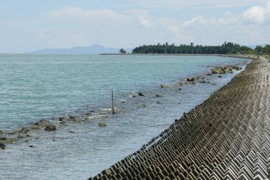 Malezya 'nın Perak kentindeki Tanjung Piandang' daki Ban Pecah plajında güzel bir beton dalgakıran manzarası