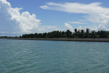 Perak, Malezya 'daki Tanjung Piandang' da güzel bir Ban Pecah sahili.