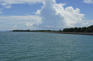Perak, Malezya 'daki Tanjung Piandang' da güzel bir Ban Pecah sahili.
