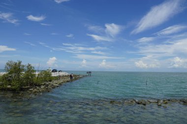 Perak, Malezya 'daki Tanjung Piandang' da güzel bir Ban Pecah sahili.