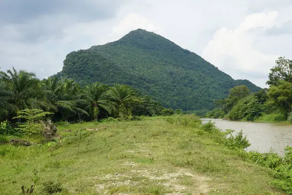 Baling, Kedah, Malezya 'daki Gunung Pulai veya Pulai Dağı manzarası