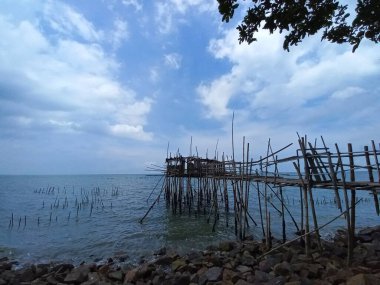 Sungai Lurus, Senggarang, Batu Pahat, Johor, Malezya 'da bulunan geleneksel bir balıkçılık platformu.