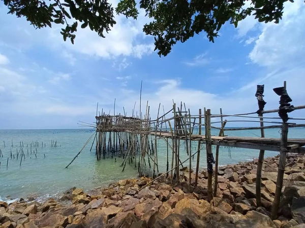 Sungai Lurus, Senggarang, Batu Pahat, Johor, Malezya 'da bulunan geleneksel bir balıkçılık platformu.