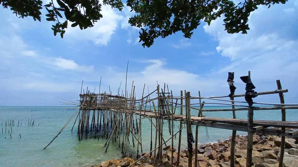 Sungai Lurus, Senggarang, Batu Pahat, Johor, Malezya 'da bulunan geleneksel bir balıkçılık platformu.