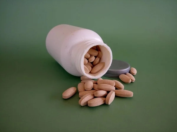 Tabletták Konténerrel Zöld Háttér Ellen — Stock Fotó