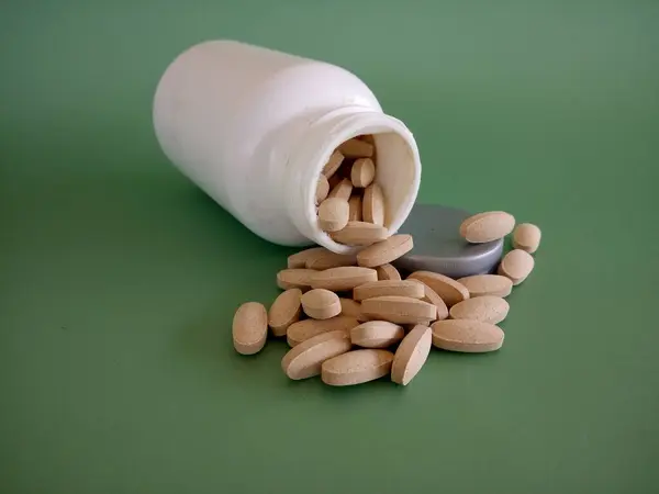 Piller Med Behållare Mot Grön Bakgrund — Stockfoto