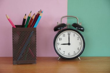 Masada çalar saat ve kalem kutusu var.