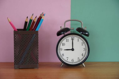 Masada çalar saat ve kalem kutusu var.