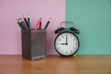 Masada çalar saat ve kalem kutusu var.